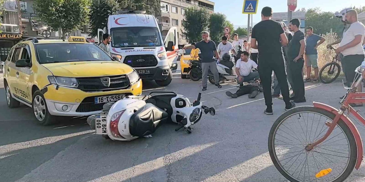 Taksi ile Motosiklet Çarpıştı