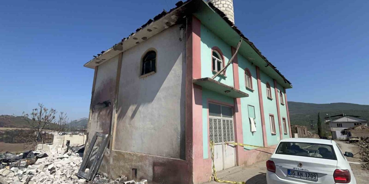 Köy Kül Oldu, Caminin İçine Hiçbir Şey Olmadı!
