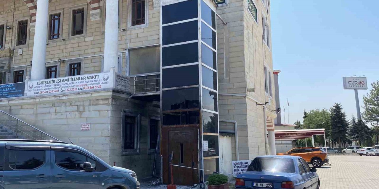 Cami Avlusunda Araçla Birlikte Yanan Asansör Onarılmayı Bekliyor