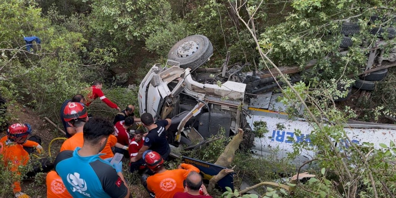 Orman Yangınını Söndürmeye Giden Tanker Uçuruma Yuvarlandı: 1 Ölü 2 Yaralı