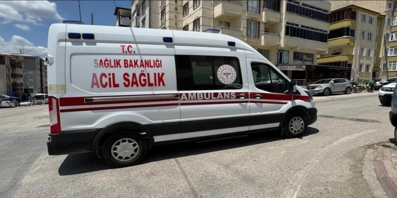 Otomobil İle Motorlu Bisiklet Çarpıştı