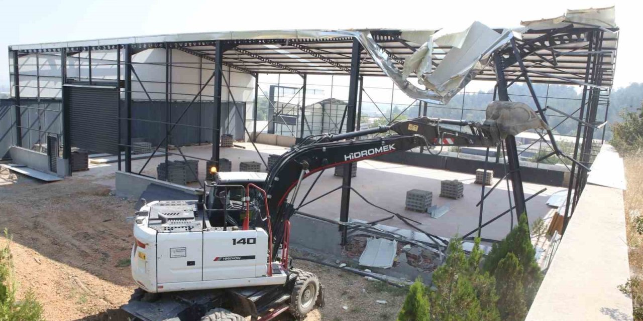 İki Kaçak Yapı Yıkıldı