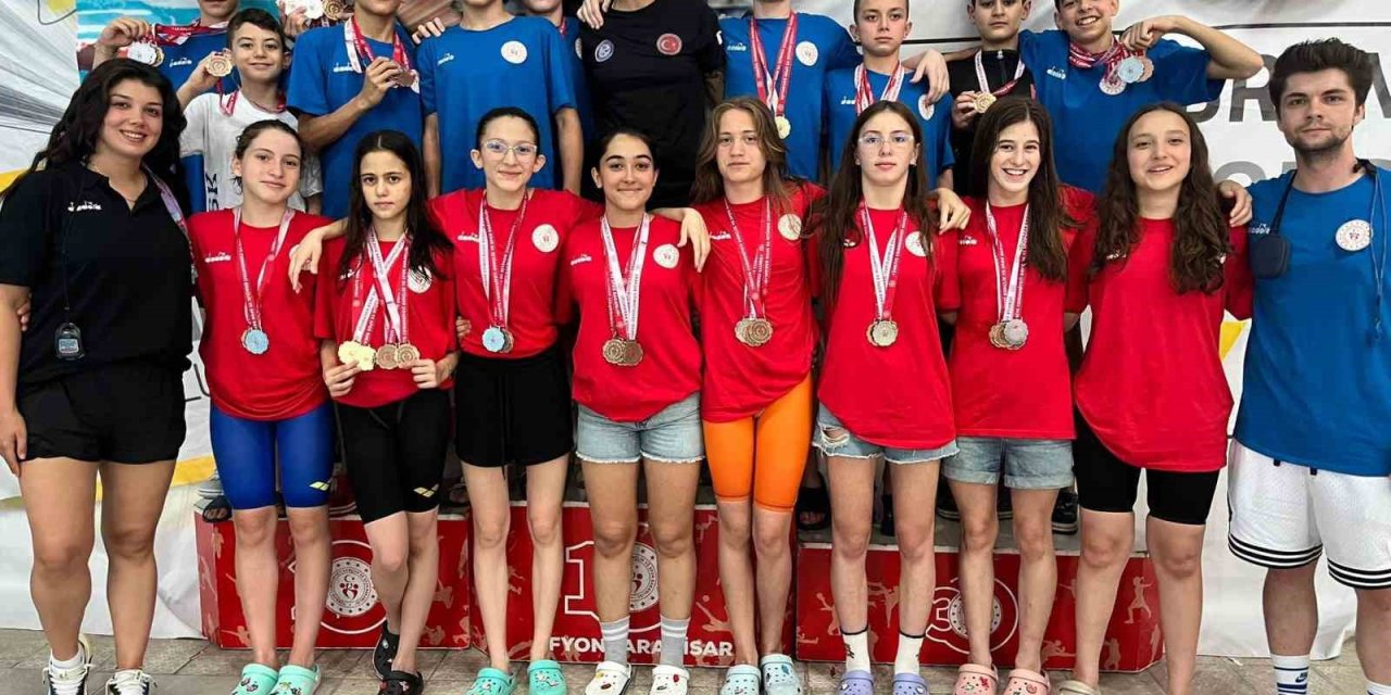 Yüzme Müsabakalarında Sporculardan Büyük Başarı