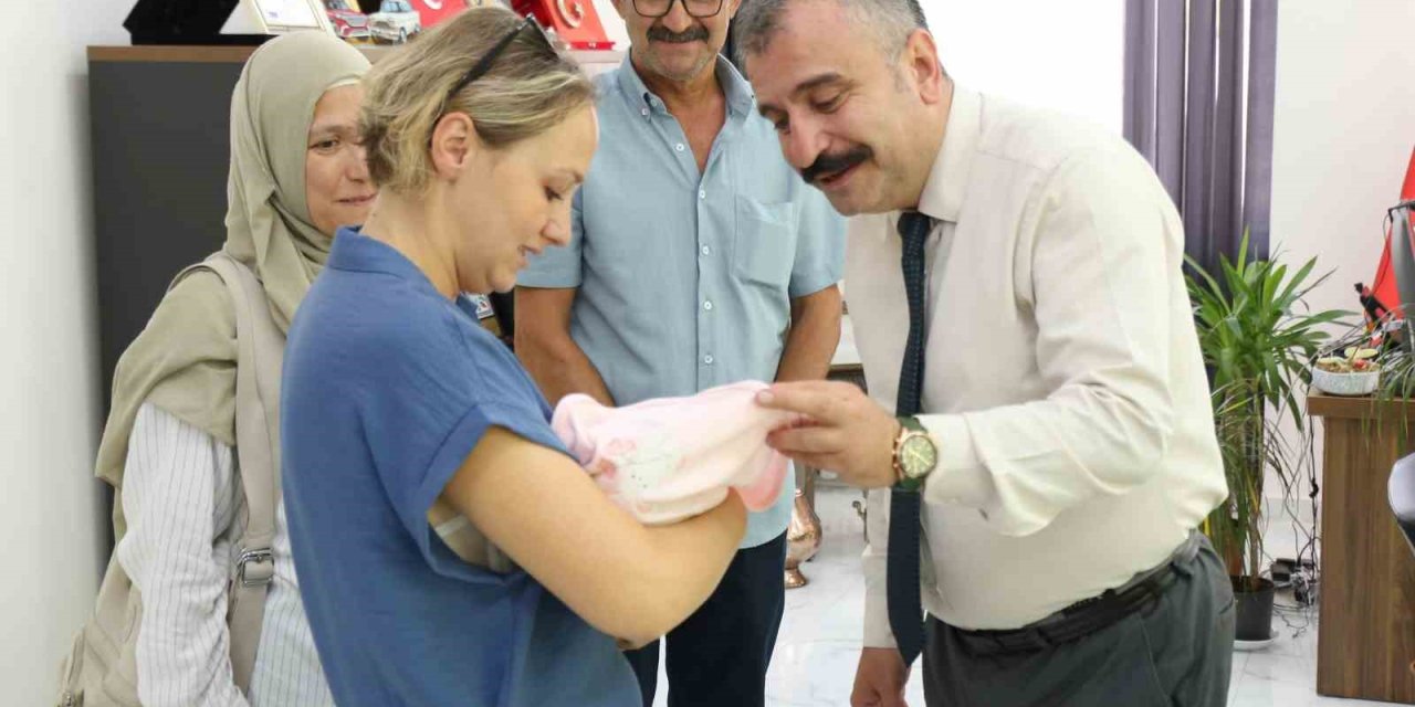 Bir Haftalık Bebek Kurumlara Girmeden Koruyucu Ailesiyle Buluştu
