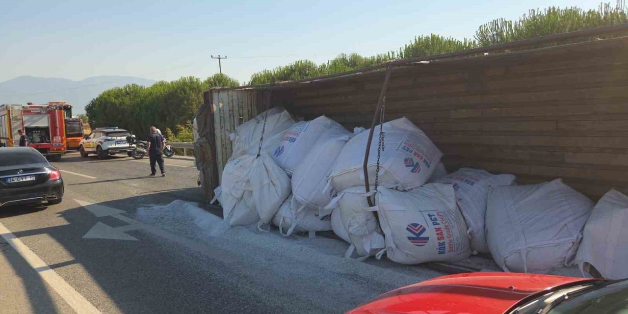 Plastik Hammadde Yüklü Kamyon Devrildi