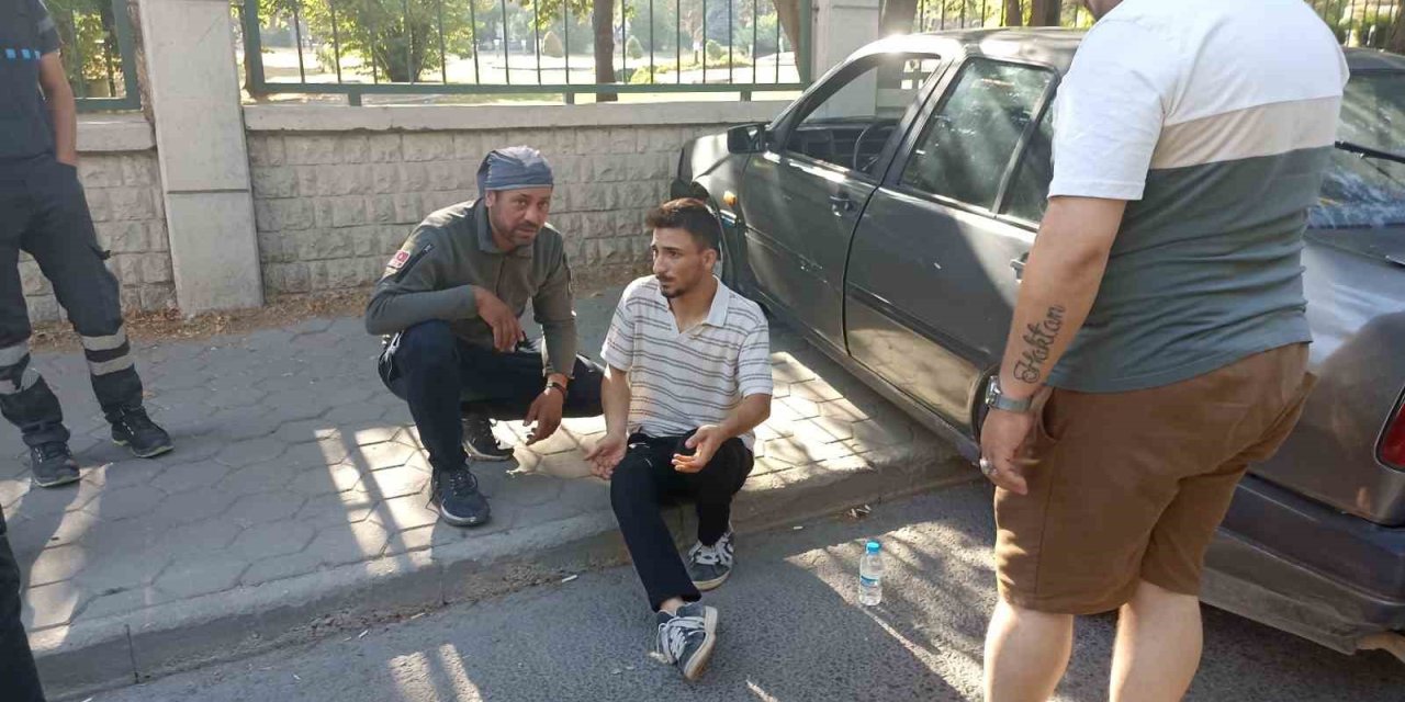 Kontrolden Çıkan Otomobil Duvara Çarparak Durabildi, Sürücüsü Yaralandı