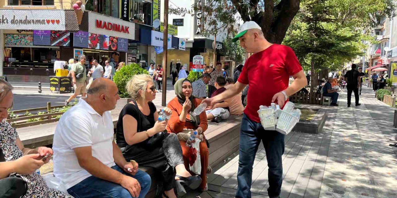 Vatandaşların Yaptığı Bağışlarla Her Gün Saatlerce Ücretsiz Su Dağıtıyor