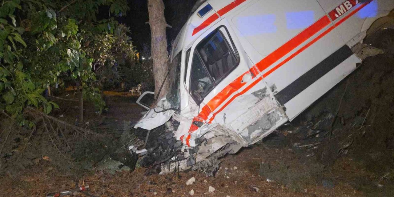 Kamyonetin Çarptığı Ambulans Bahçeye Uçtu 5 Kişi Yaralandı