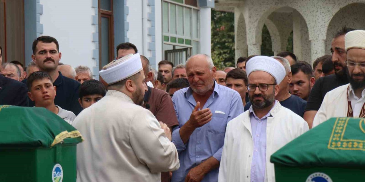 Yan Yana Toprağa Verilen İki Kardeşin Ardından Yürek Burkan Detaylar Kaldı