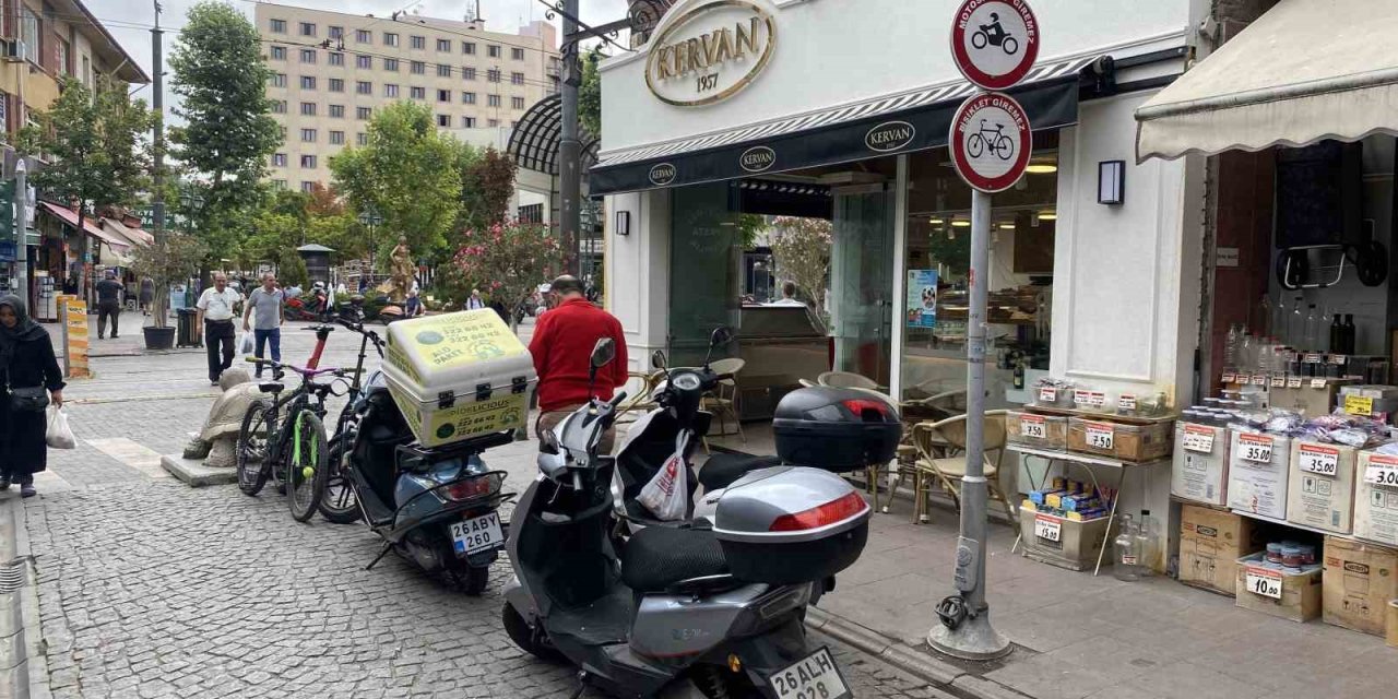 Bu Sokakta Trafik Levhalarının Hiçbir Önemi Yok