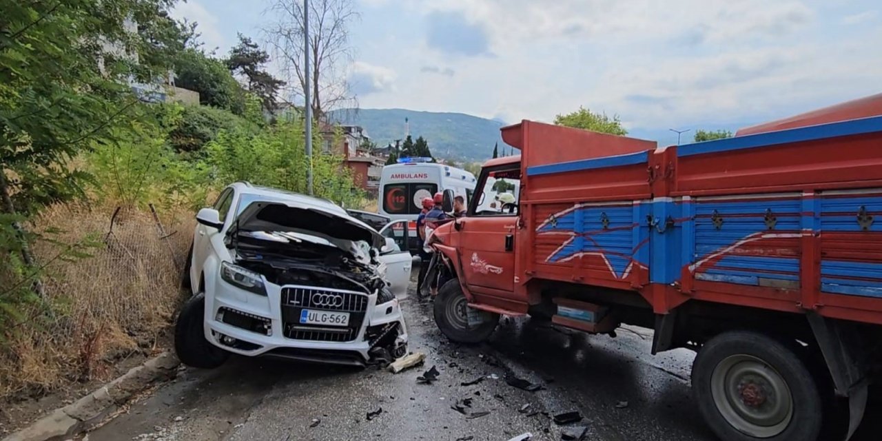 Kamyonet İle Cip Çarpıştı: 4’ü Çocuk 5 Yaralı