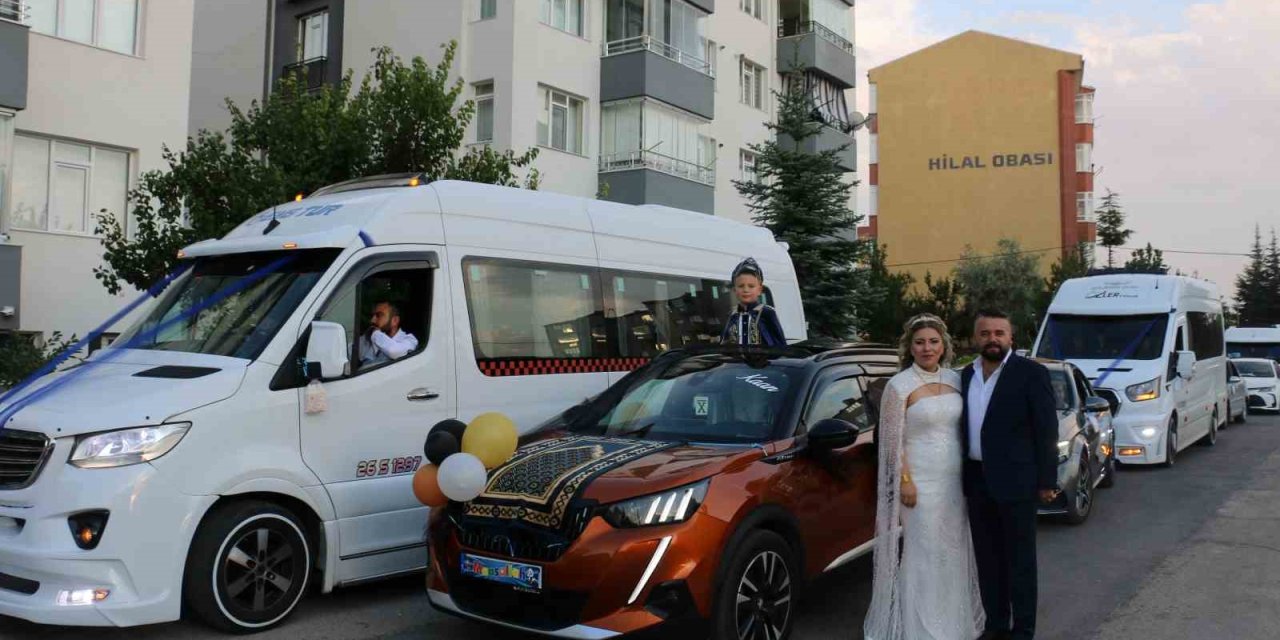 Servis Araçlarından Renkli Düğün Konvoyu