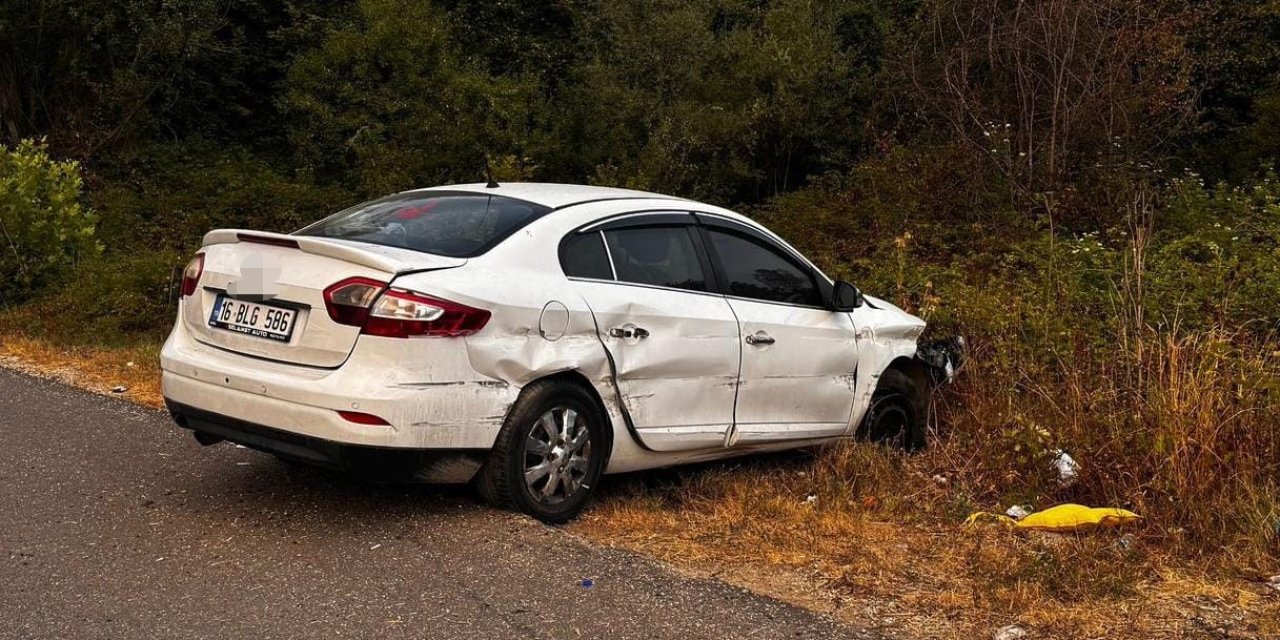 Tarlaya Uçan Otomobildeki 5 Kişi Yaralandı