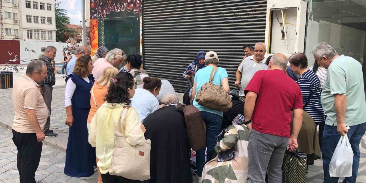 Vatandaşlar Tişörtleri Alabilmek İçin Birbirleriyle Yarıştı