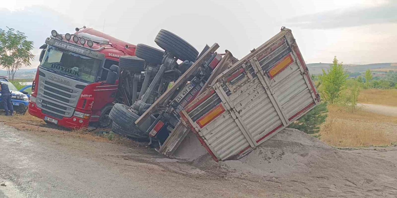 Kum Yüklü Tır Devrildi: Sürücü Yaralandı