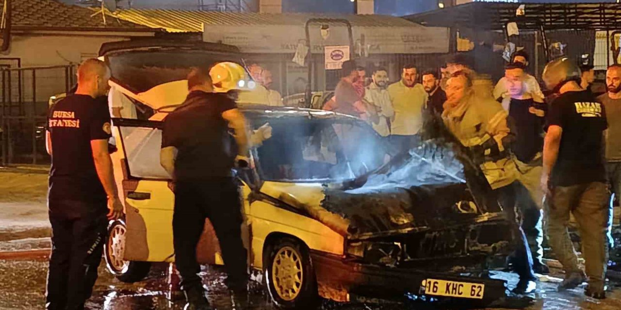 Seyir Halindeki Otomobil Alev Alev Yandı