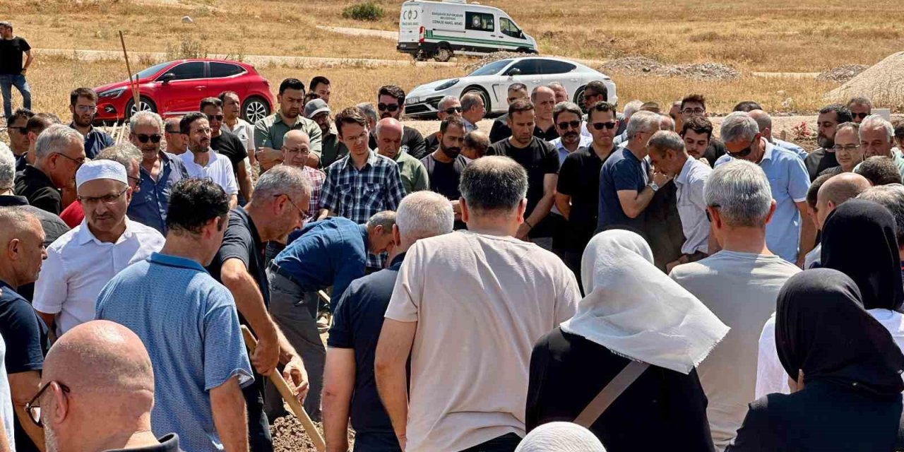 Otel Havuzunda Boğulan 9 Yaşındaki Çocuk Eskişehir’de Toprağa Verildi