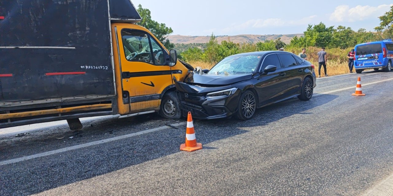 Otomobil ile Kamyonet Kafa Kafaya Çarpıştı