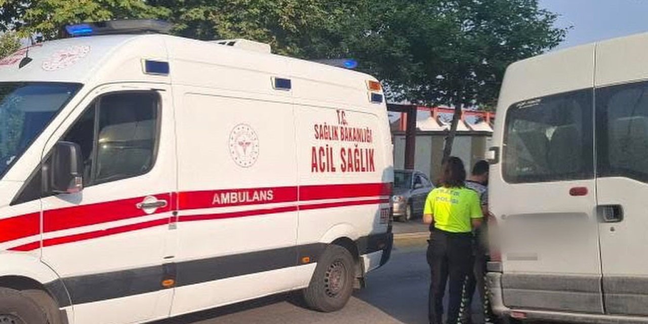 Direksiyon Başında Fenalaşan Yaşlı Adam Otomobile Çarptı: 1 Ölü