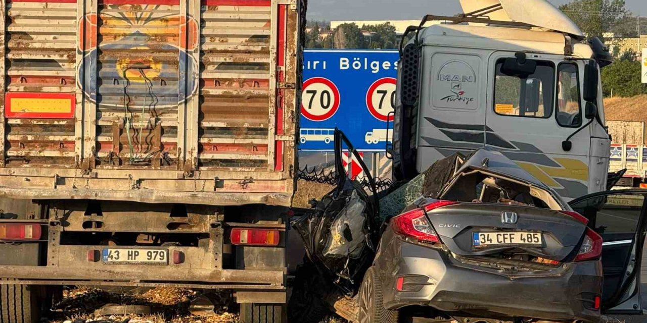 Tır İle Otomobil Çarpıştı: 1 Ölü, 3 Yaralı
