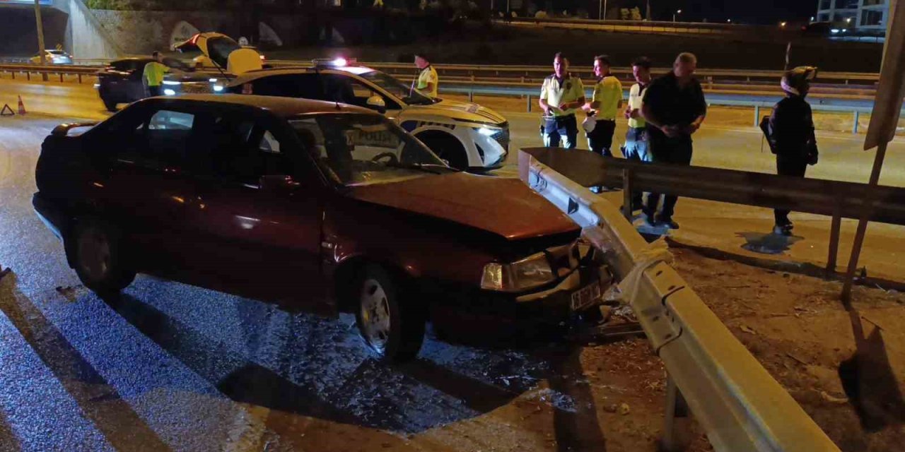 Bariyerlere Çarpan Sürücü Ekiplere Zor Anlar Yaşattı