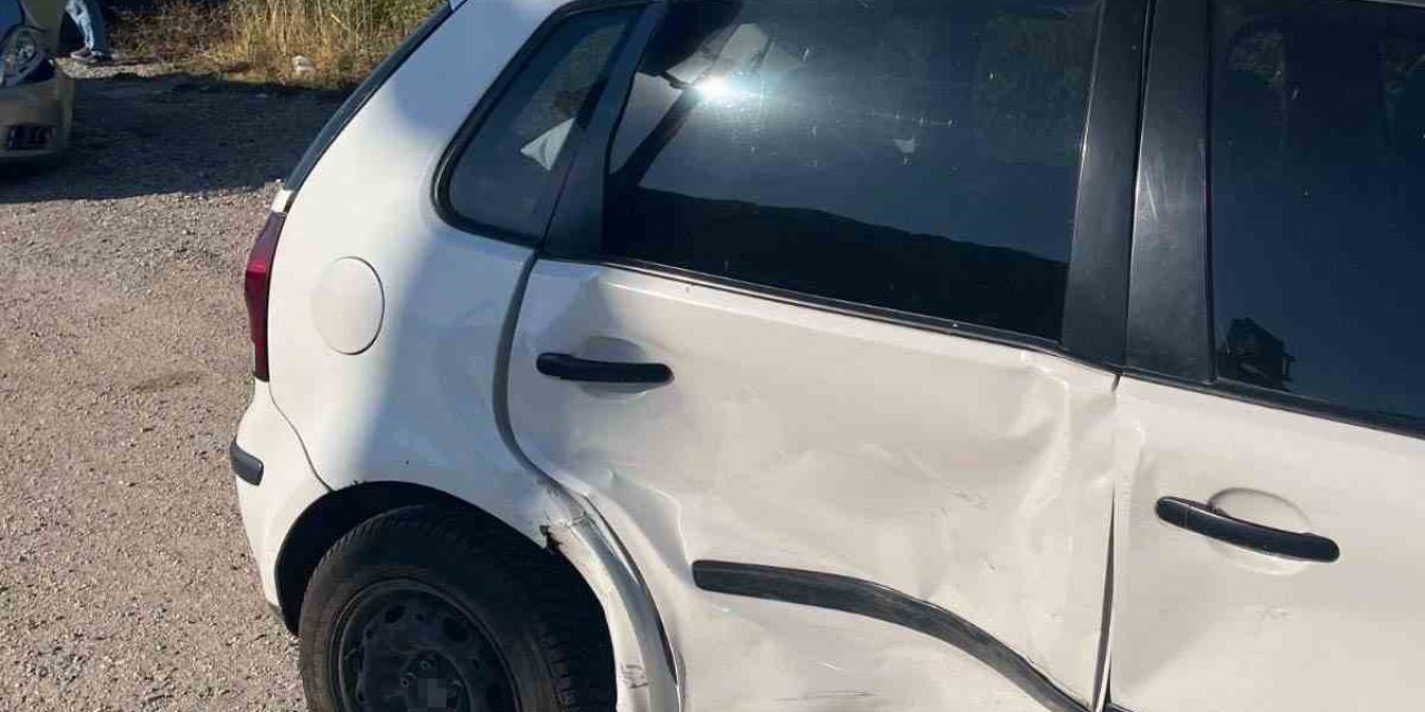Kavşakta İki Otomobil Çarpıştı: 3 Yaralı