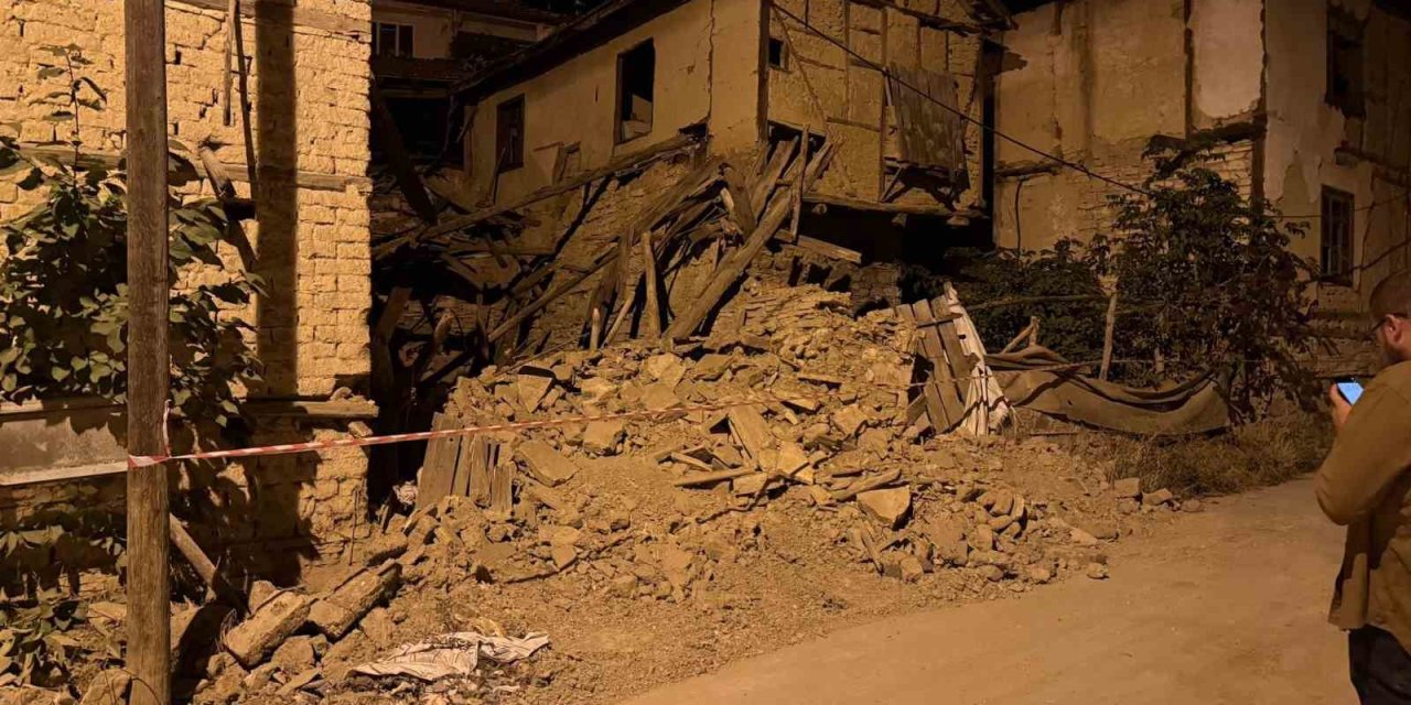 Belediye Hizmet Binasının Sıvaları Döküldü