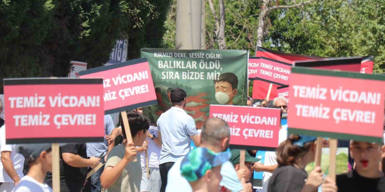Fabrikaların Dereye Bıraktığı Atıklara Tepki İçin Yürüdüler