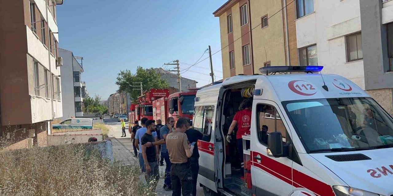 Apartman Dairesinde Çıkan Yangında Dumandan Zehirlen 56 Yaşıdaki Adam Hayatını Kaybetti