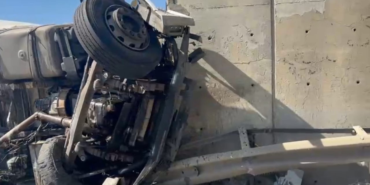 Lastiği Patlayan Kamyon Köprü Ayağına Çarptı Sürücü Öldü