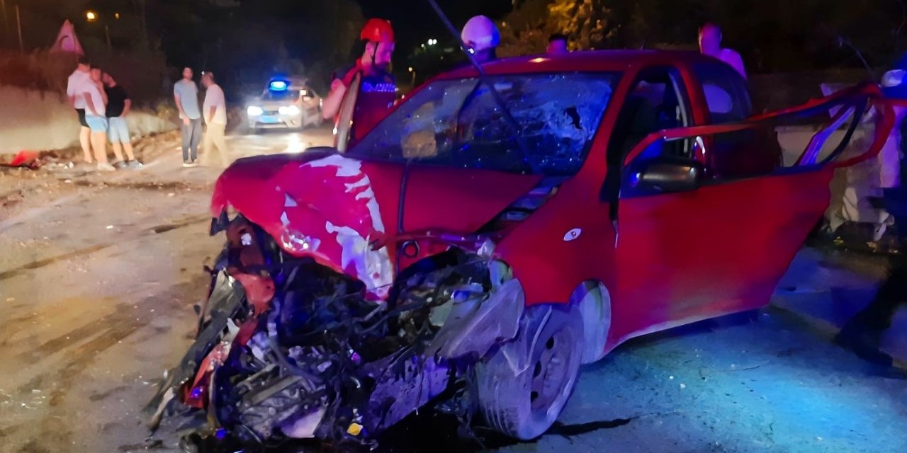 Duvara Çarpan Otomobil Hurdaya Döndü: 2 Yaralı