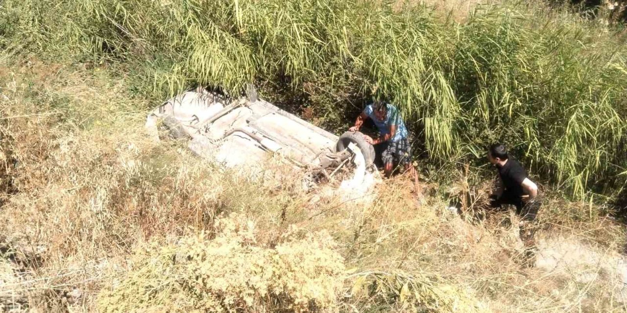 Otomobil Su Kanalına Devrildi: 2 Yaralı