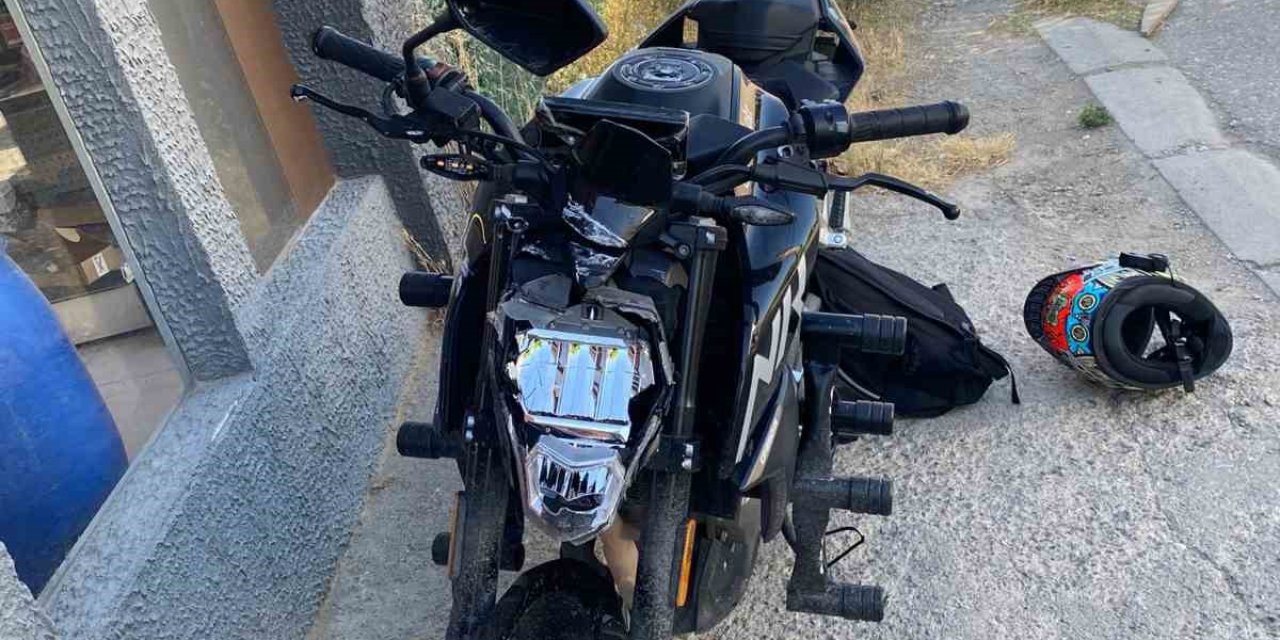 Kamyonetle Çarpışan Motosiklet Sürücüsü Yaralandı