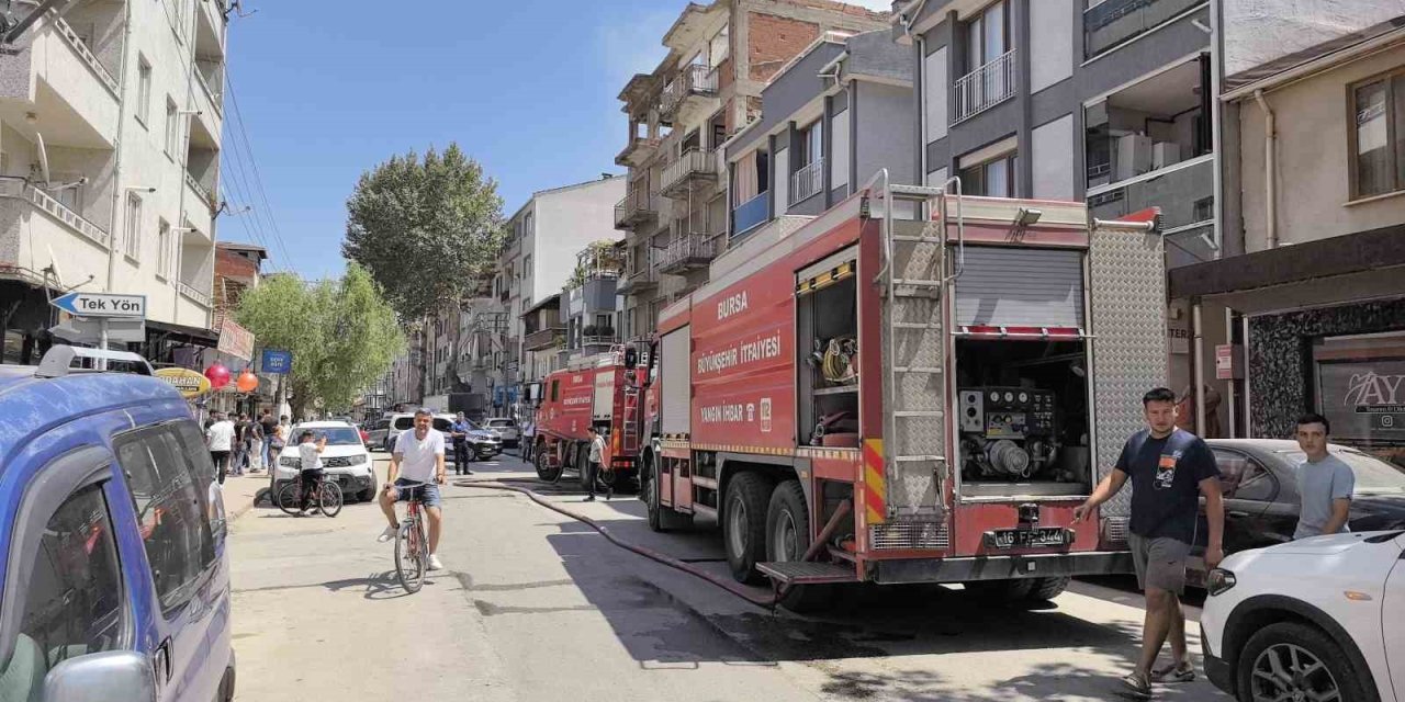 Yıkımına Başlanan Apartmanda Yangın Çıktı