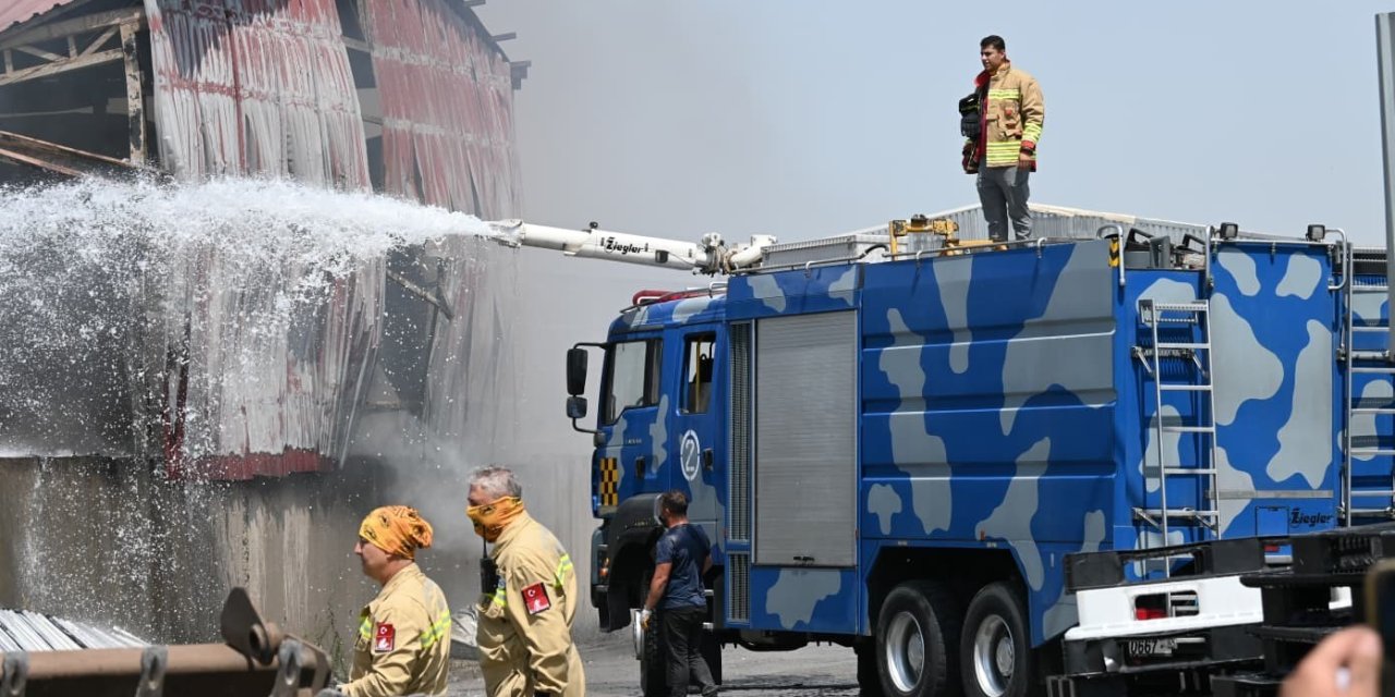 Geri Dönüşüm Depolarında Çıkan Yangının Soğutma Çalışmaları Sürüyor