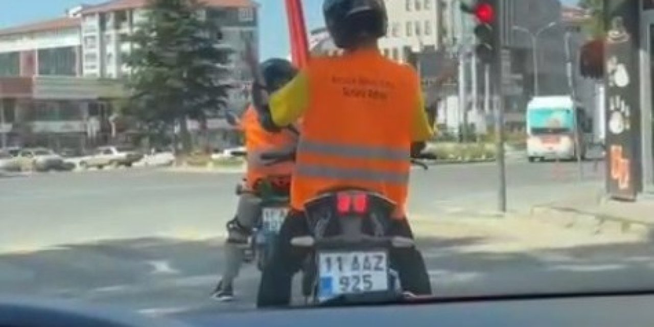 Motosiklet Sürücüsünün Müzik Eşliğinde Dans Ettiği Renkli Anlar Kamerada