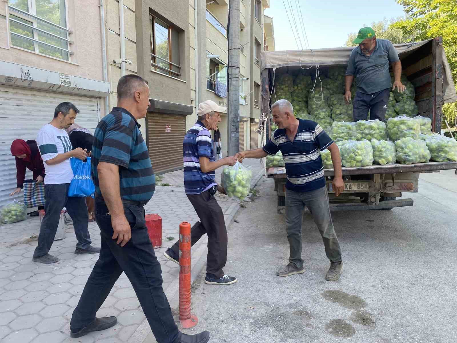 5 Ton Dolma Biberi Ücretsiz Dağıttı