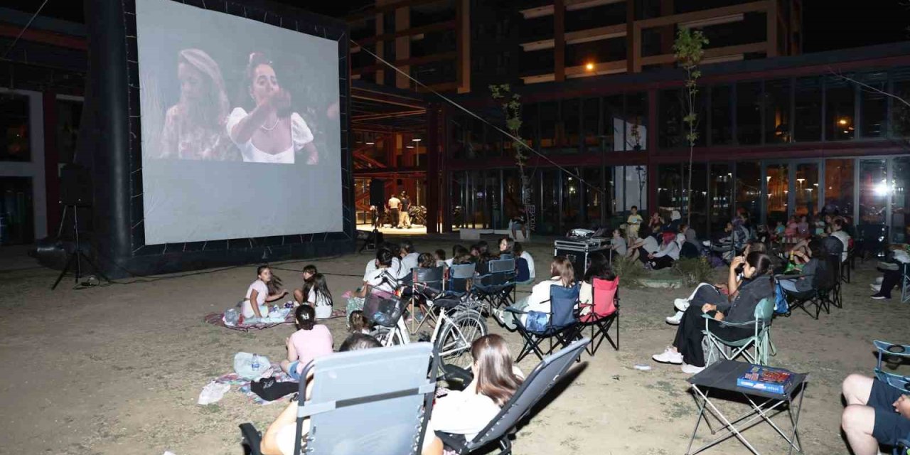 Pancar Deposu’nda Açık Havada Sinema Keyfi
