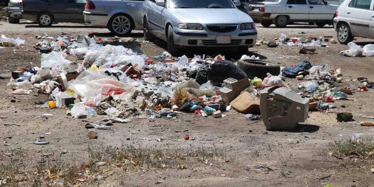Boş alana atılan çöpler çevre kirliliğine neden oldu
