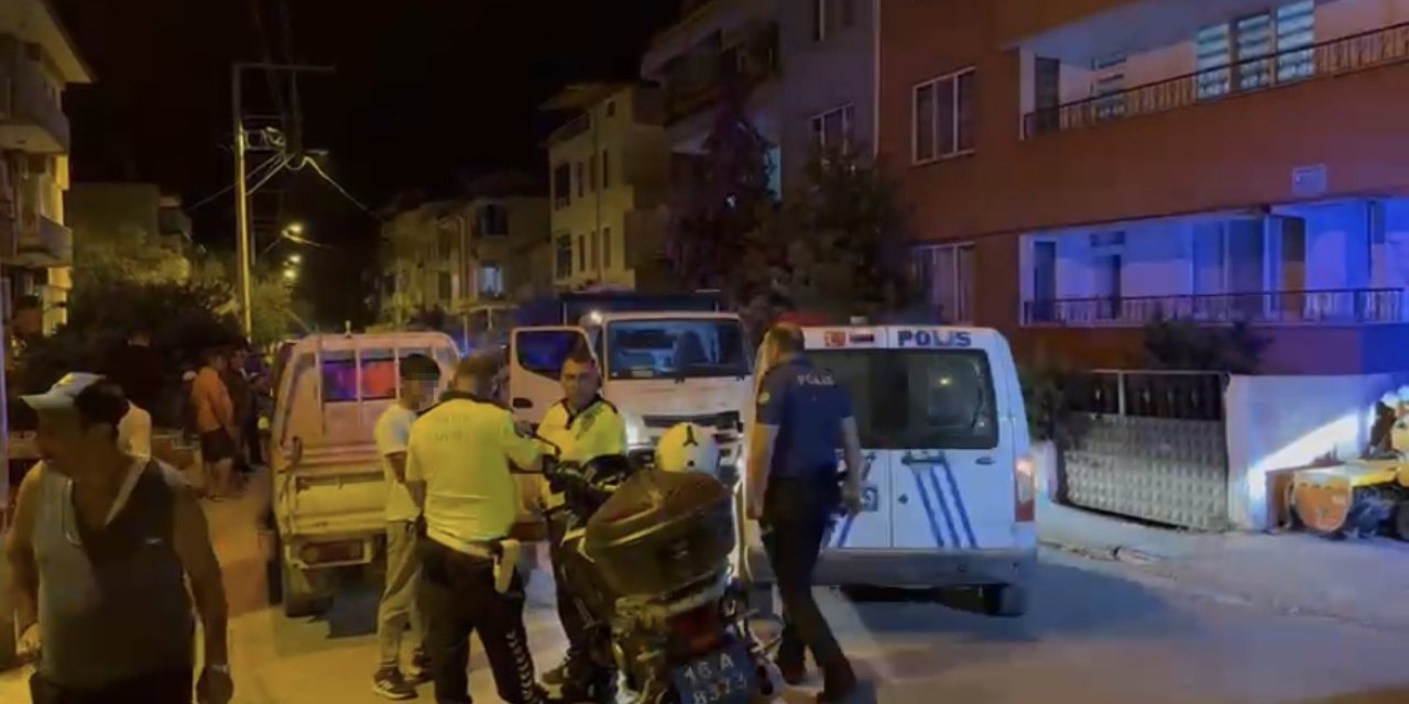 Kamyonetle Gezerken "Dur" İhtarına Uymayan Çocuk Polis Arabasına Çarptı