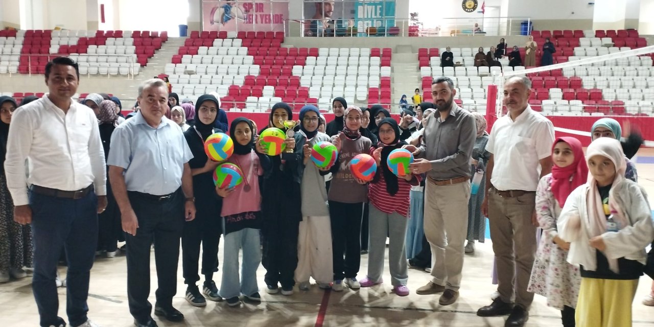 Bozüyük'te Kuran Kursu Öğrencilerine Voleybol Turnuvası