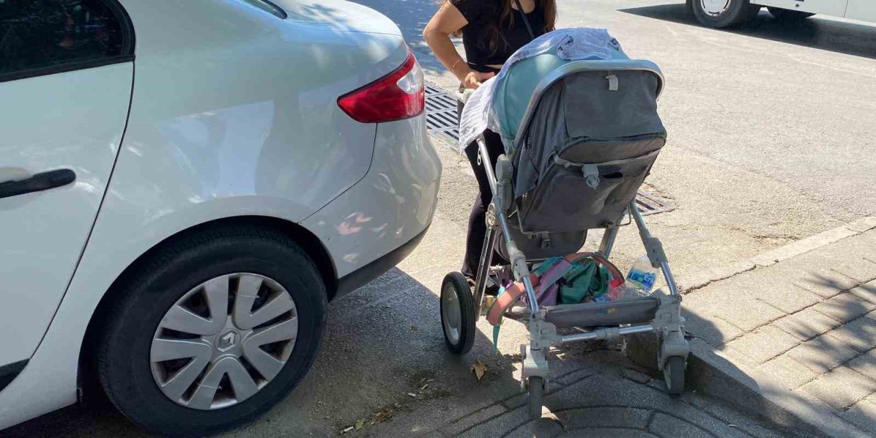Engelli Ve Bebek Arabası Geçişine Saygısız Park