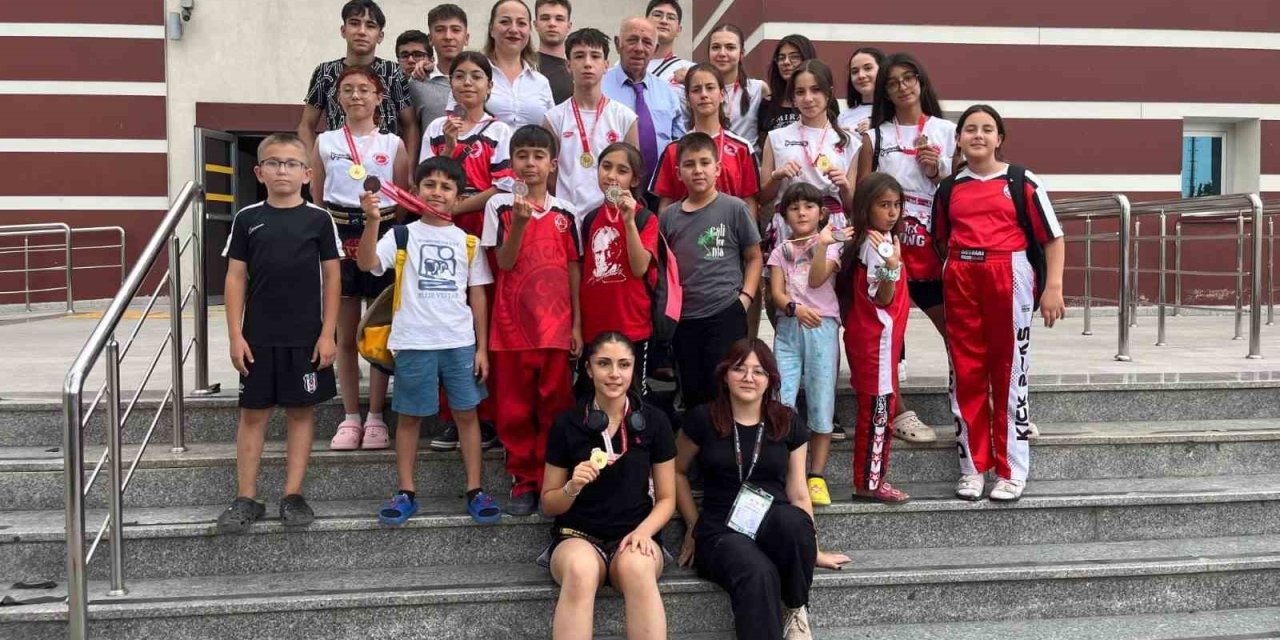 Kick Boksçular Zafer Kupasından 12 Madalyayla Döndü