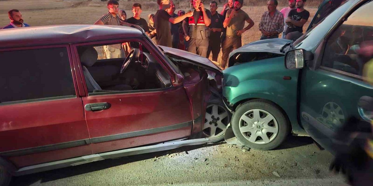 2 Araç Kafa Kafaya Çarpıştı: 2 Ölü, 1 Yaralı