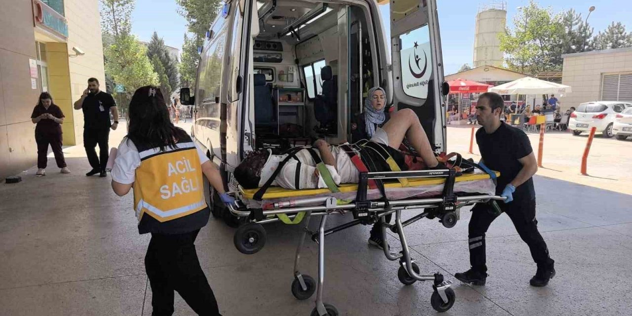 Kontrolden Çıkan Minibüs Şarampole Yuvarlandı: 1 Yaralı
