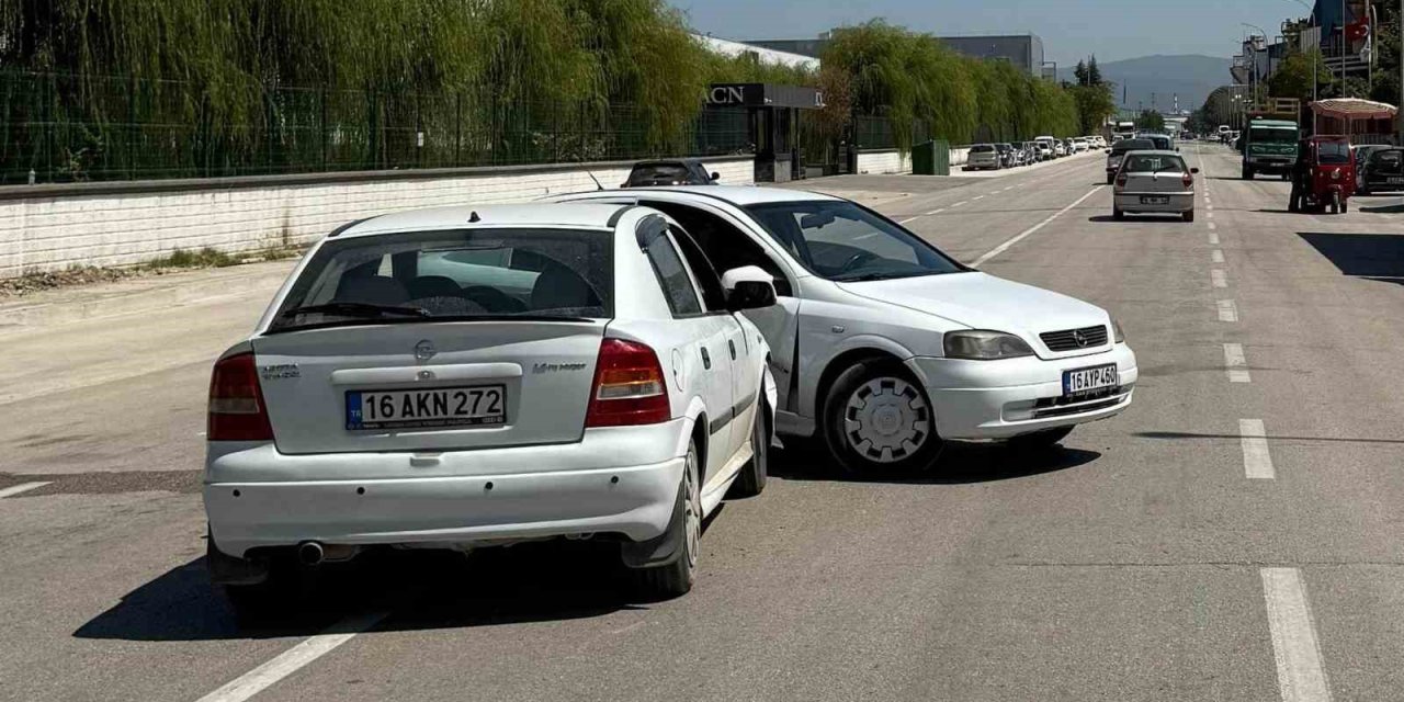 2 Otomobil Çarpıştı 2 Kişi Yaralandı