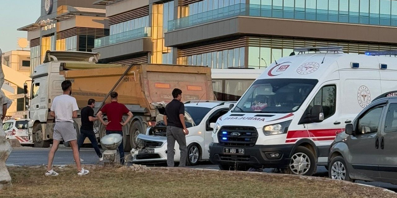 OSB Kavşağında Kaza; 3 Kişi Yaralandı