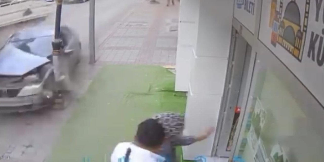 Kontrolünü Kaybeden Sürücünün Caddeyi Birbirine Kattığı Kaza Kamerada