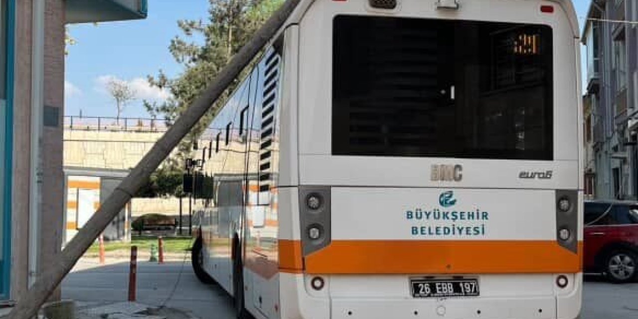 Belediye Otobüsü, Kablosuna Takıldığı Direği Devirdi