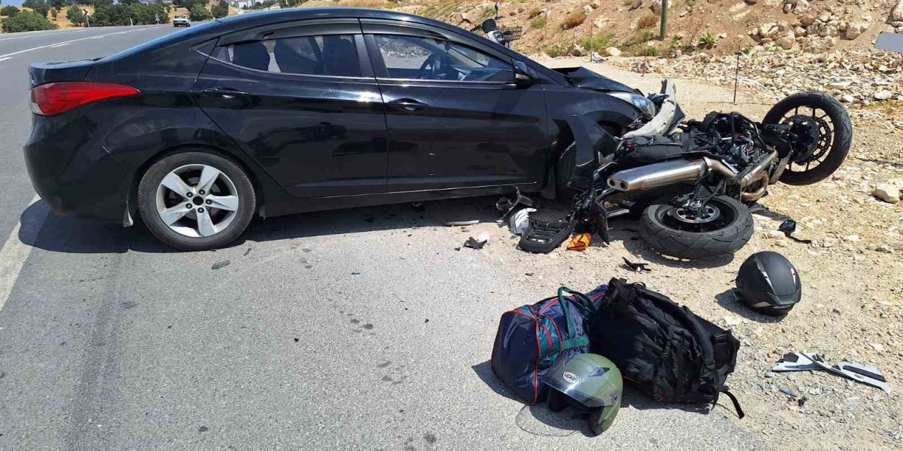 Otomobille Motosiklet Çarpıştı: 1 Yaralı